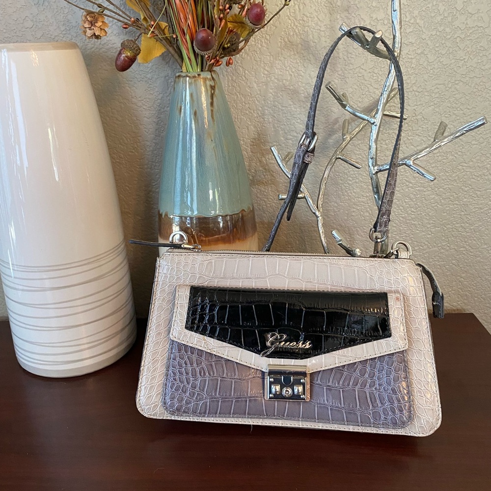 ✅RARE❤️‍🔥 Guess patent leather handbag.❤️‍🔥